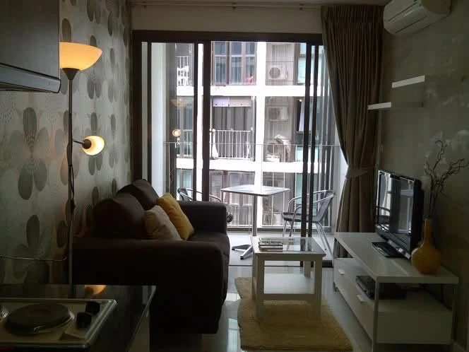 For rent: Ideo Ladprao 17. Spacious and comfortable room with high-quality wallpaper and a relaxing pool view. You definitely need to book this one!