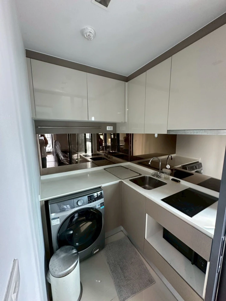 For rent: Ideo Sathorn-Wongwian Yai. Two-sided window design provides good ventilation and keeps the room cool. Fully furnished and ready to move in.