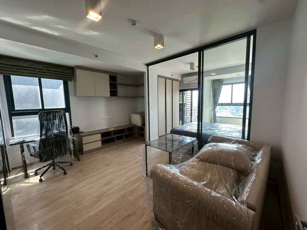 For rent: Ideo Sathorn-Wongwian Yai. Two-sided window design provides good ventilation and keeps the room cool. Fully furnished and ready to move in.
