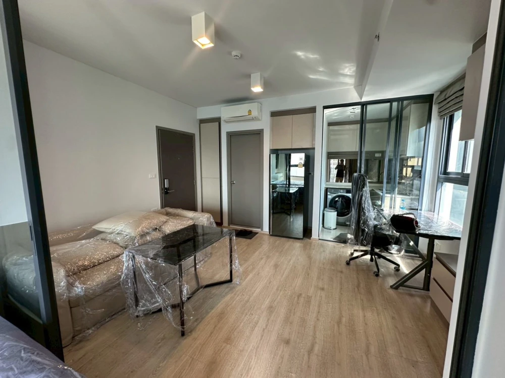 For rent: Ideo Sathorn-Wongwian Yai. Two-sided window design provides good ventilation and keeps the room cool. Fully furnished and ready to move in.