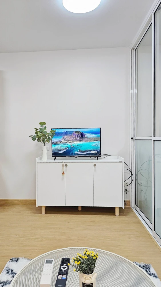 For rent: Iris Avenue Onnuch – Wongwan, 8th floor, lovely room, coordinating decor, fully furnished. Book now!