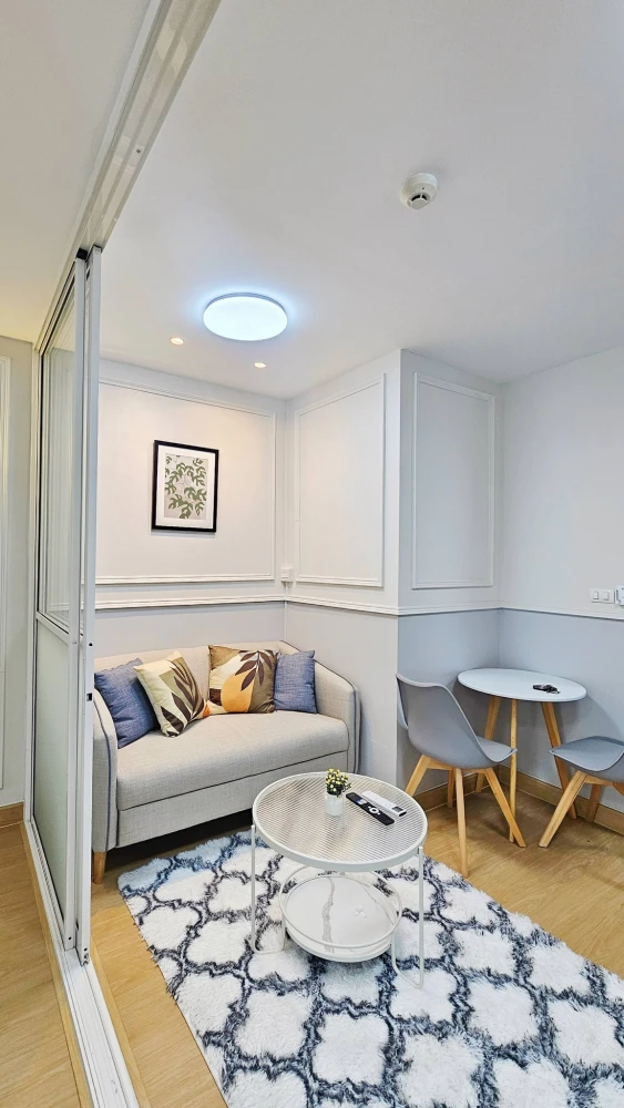 For rent: Iris Avenue Onnuch – Wongwan, 8th floor, lovely room, coordinating decor, fully furnished. Book now!