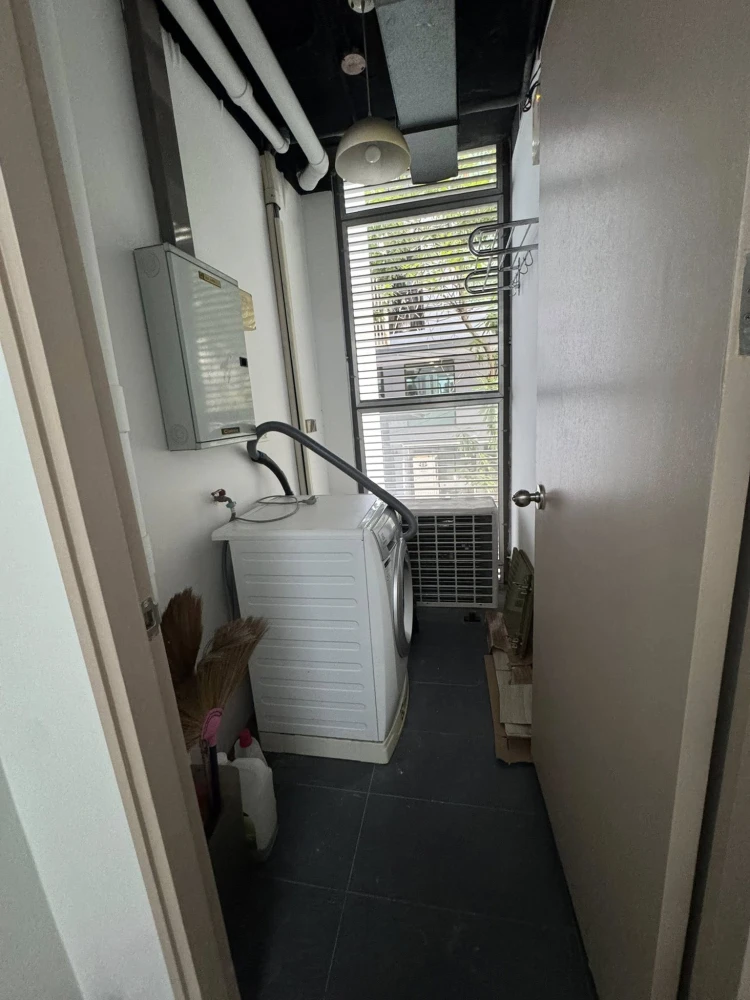 For rent: Issara @ 42 Sukhumvit, 2nd floor, corner room, size 85 sq m, fully furnished with electrical appliances. Hurry, it'll be gone soon.