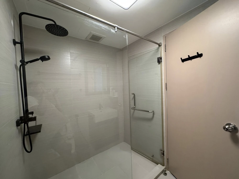 For rent: Issara @ 42 Sukhumvit, 2nd floor, corner room, size 85 sq m, fully furnished with electrical appliances. Hurry, it'll be gone soon.