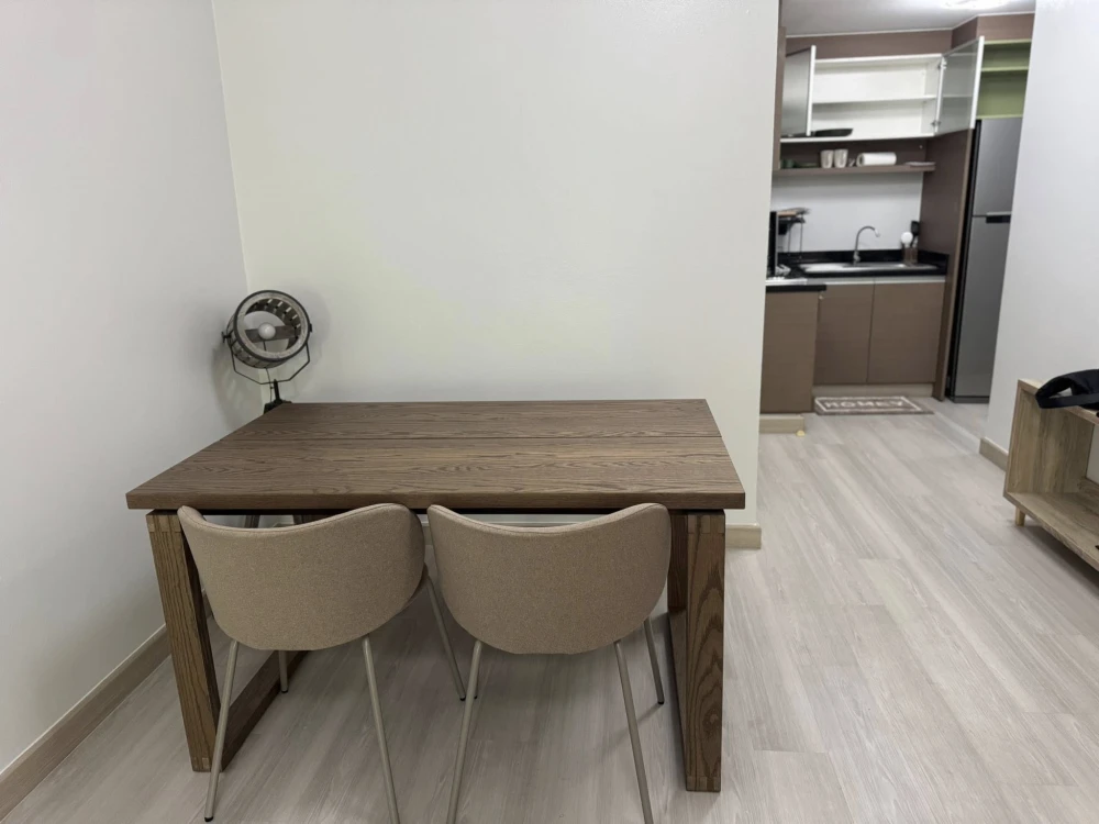For rent: Issara @ 42 Sukhumvit, 2nd floor, corner room, size 85 sq m, fully furnished with electrical appliances. Hurry, it'll be gone soon.