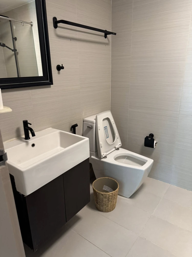 For rent: Issara @ 42 Sukhumvit, 2nd floor, corner room, size 85 sq m, fully furnished with electrical appliances. Hurry, it'll be gone soon.