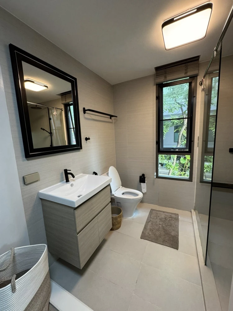 For rent: Issara @ 42 Sukhumvit, 2nd floor, corner room, size 85 sq m, fully furnished with electrical appliances. Hurry, it'll be gone soon.