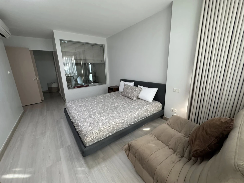For rent: Issara @ 42 Sukhumvit, 2nd floor, corner room, size 85 sq m, fully furnished with electrical appliances. Hurry, it'll be gone soon.