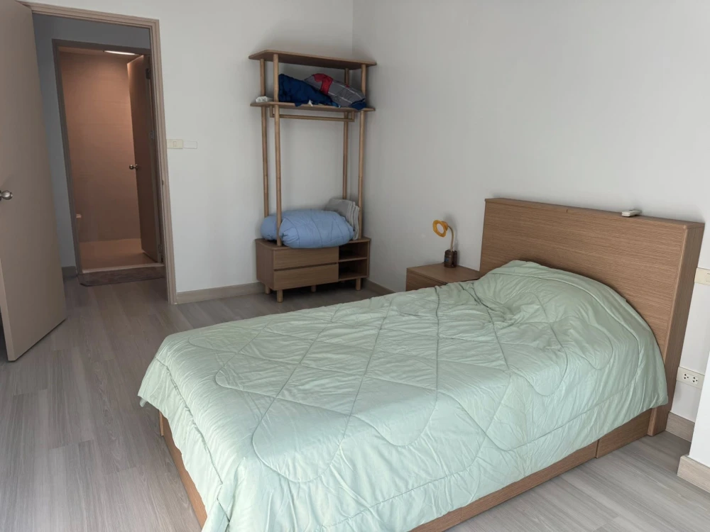 For rent: Issara @ 42 Sukhumvit, 2nd floor, corner room, size 85 sq m, fully furnished with electrical appliances. Hurry, it'll be gone soon.