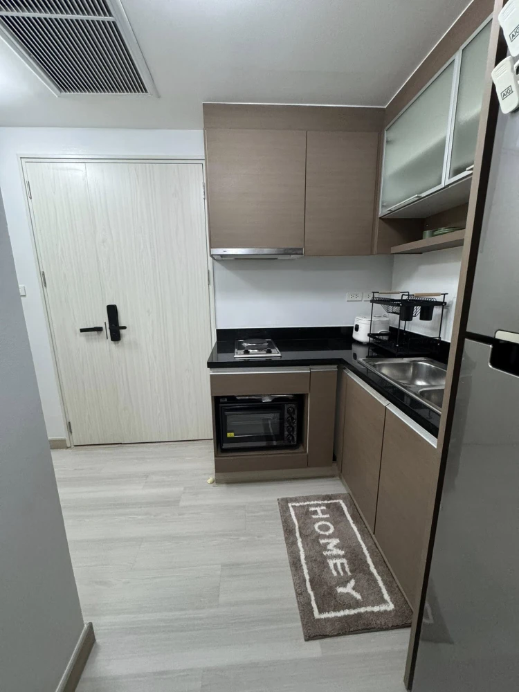 For rent: Issara @ 42 Sukhumvit, 2nd floor, corner room, size 85 sq m, fully furnished with electrical appliances. Hurry, it'll be gone soon.