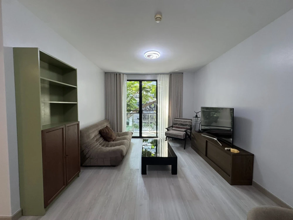 For rent: Issara @ 42 Sukhumvit, 2nd floor, corner room, size 85 sq m, fully furnished with electrical appliances. Hurry, it'll be gone soon.