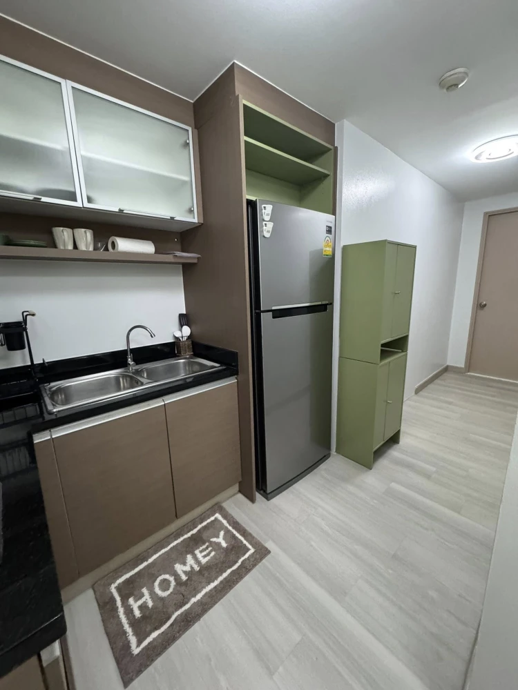 For rent: Issara @ 42 Sukhumvit, 2nd floor, corner room, size 85 sq m, fully furnished with electrical appliances. Hurry, it'll be gone soon.