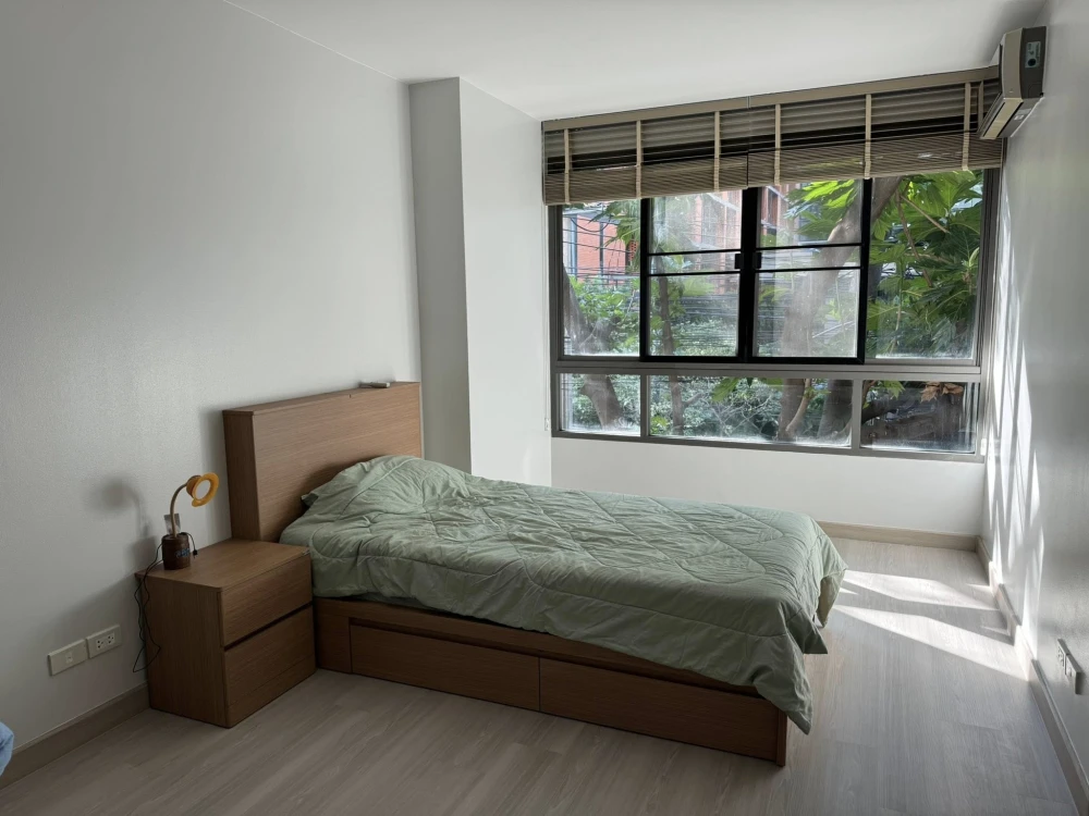 For rent: Issara @ 42 Sukhumvit, 2nd floor, corner room, size 85 sq m, fully furnished with electrical appliances. Hurry, it'll be gone soon.