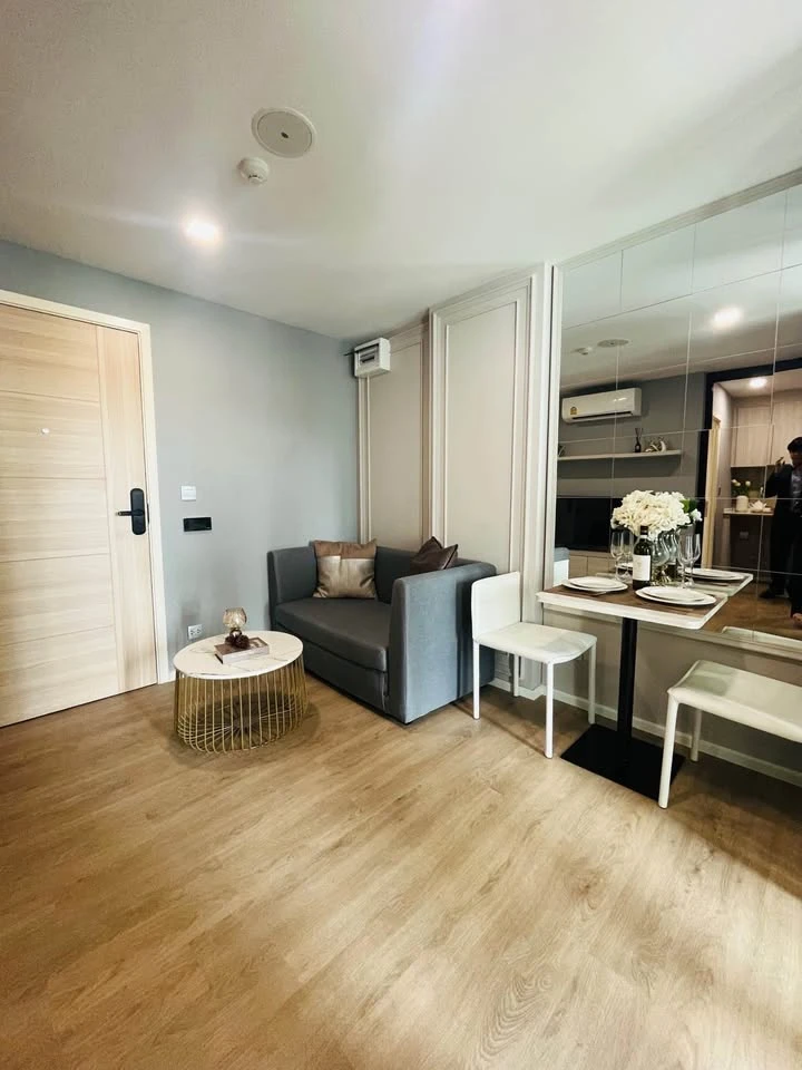 For rent: Ivory Ratchada 32, swimming pool view, beautifully decorated, complete with electrical appliances. I must say that you must book.