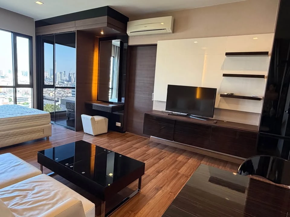 For rent: Ivy Ampio Ratchada, ready to move in, high floor, fully furnished, corner unit. Book now, don't miss out!!!