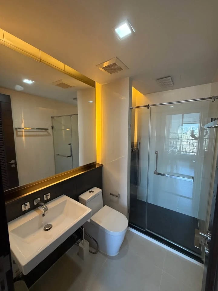 For rent: Ivy Ampio Ratchada, ready to move in, high floor, fully furnished, corner unit. Book now, don't miss out!!!