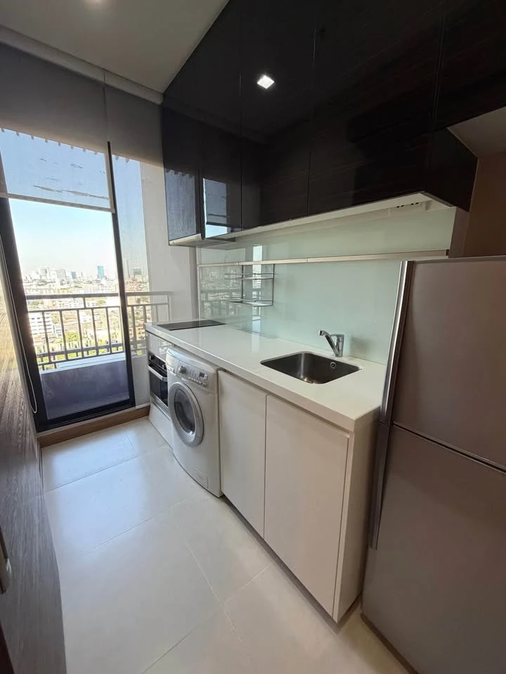 For rent: Ivy Ampio Ratchada, ready to move in, high floor, fully furnished, corner unit. Book now, don't miss out!!!