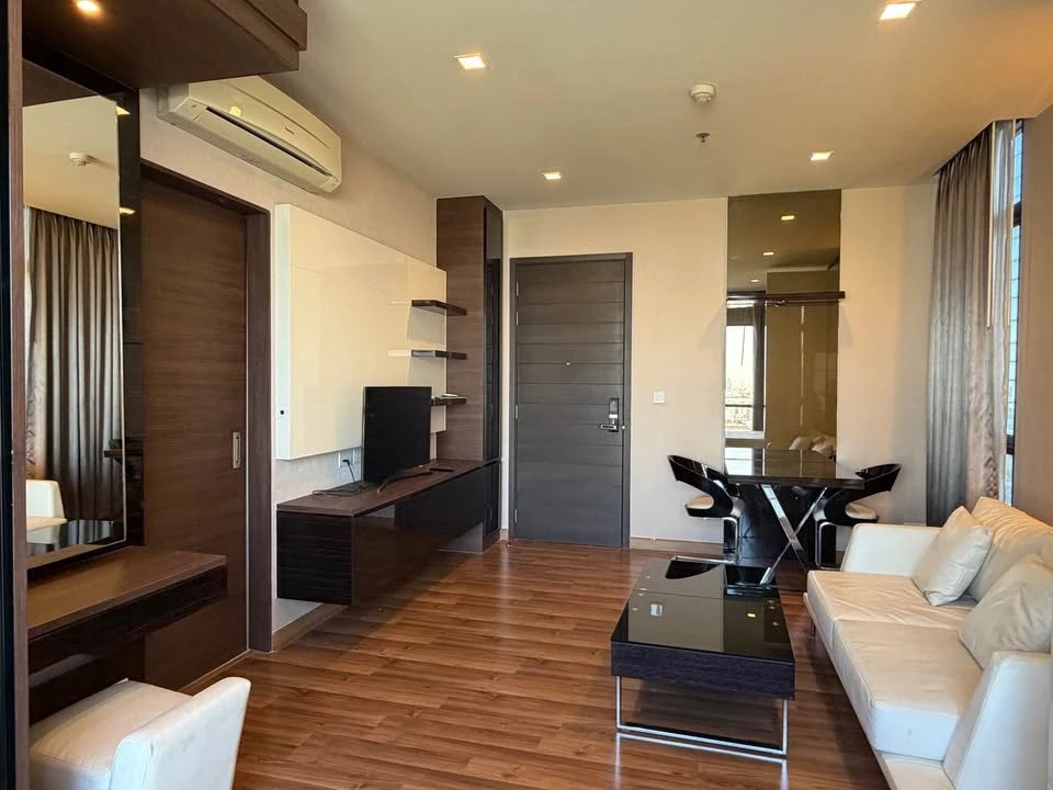 For rent: Ivy Ampio Ratchada, ready to move in, high floor, fully furnished, corner unit. Book now, don't miss out!!!