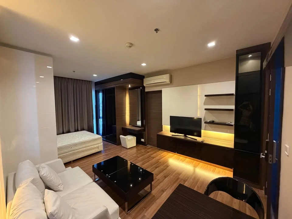 For rent: Ivy Ampio Ratchada, ready to move in, high floor, fully furnished, corner unit. Book now, don't miss out!!!