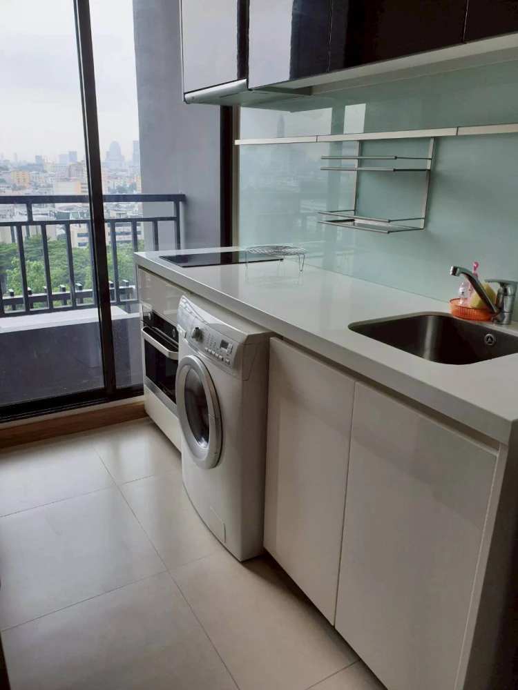 Ivy Ampio condo for rent, 11th floor. Nice and fully furnished. Book now!