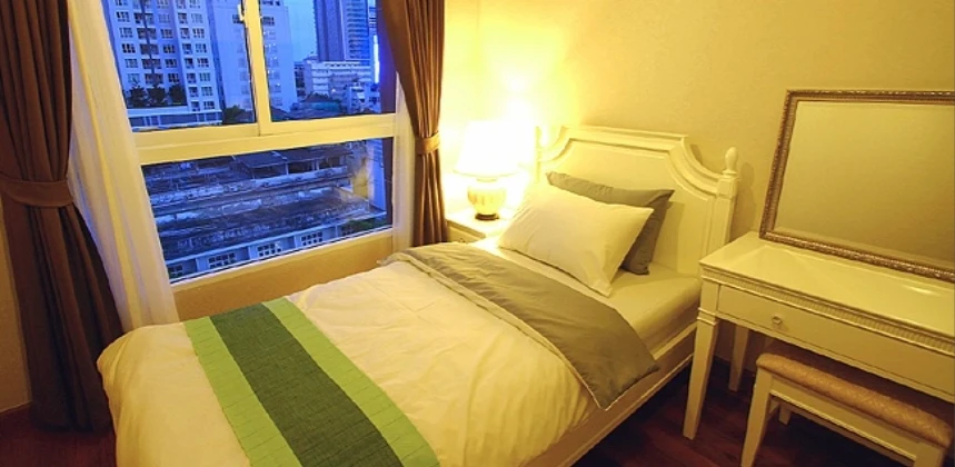 For rent: Ivy Sathon 10, 2-bedroom corner unit, fully furnished, very comfortable. Book now!