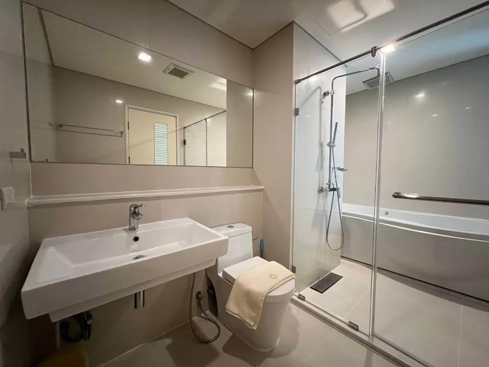 For rent: IVY THONGLOR, 2 bedrooms, spacious living area, fully furnished, complete amenities. Book now!