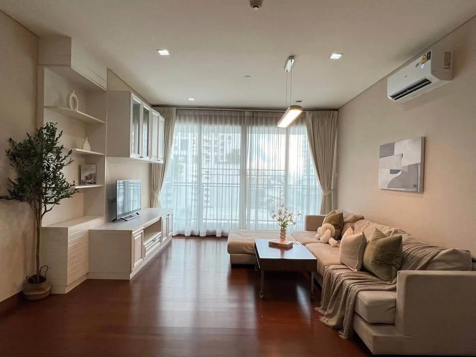 For rent: IVY THONGLOR, 2 bedrooms, spacious living area, fully furnished, complete amenities. Book now!
