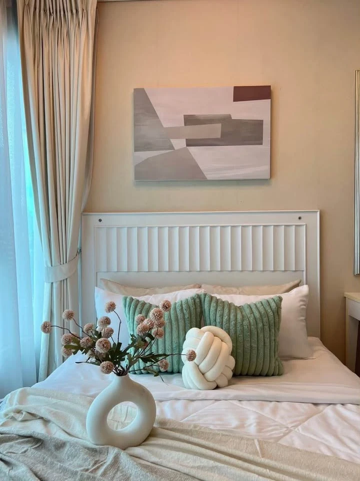 For rent: IVY THONGLOR, 2 bedrooms, spacious living area, fully furnished, complete amenities. Book now!
