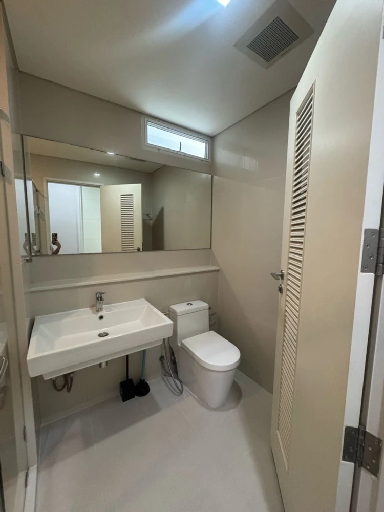 For rent: IVY THONGLOR, 9th floor, fully furnished room, move in ready. Reserve now, don't miss out!