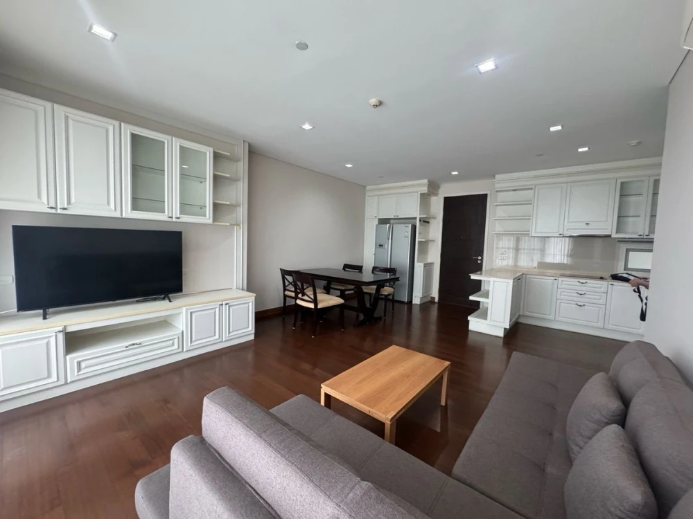 For rent: IVY THONGLOR, 9th floor, fully furnished room, move in ready. Reserve now, don't miss out!