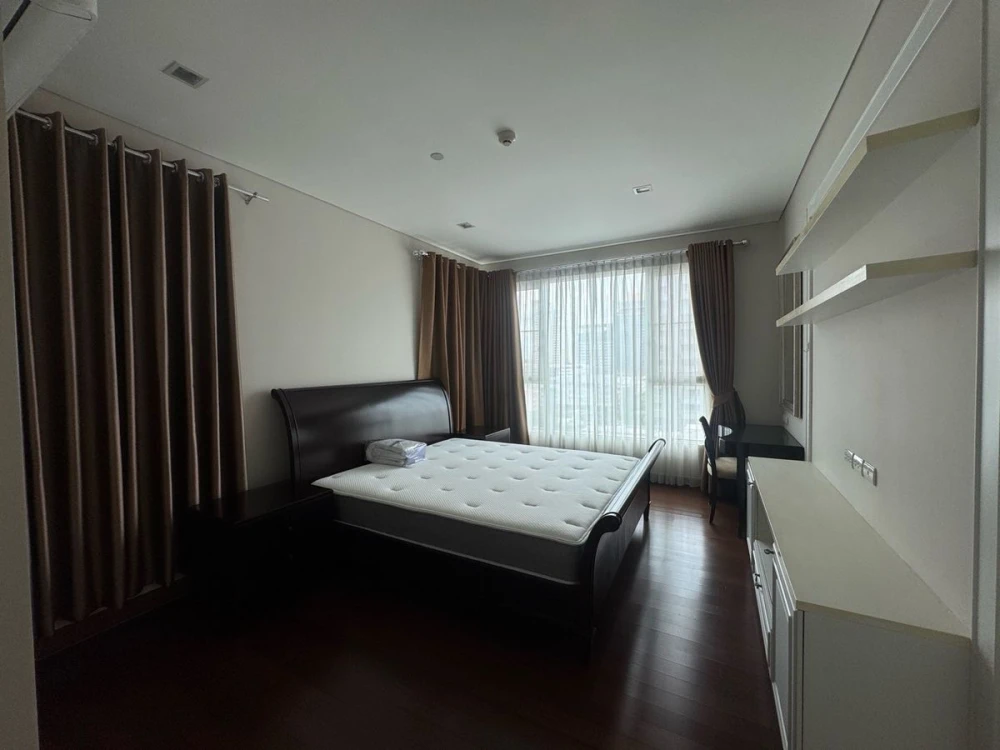 For rent: IVY THONGLOR, 9th floor, fully furnished room, move in ready. Reserve now, don't miss out!