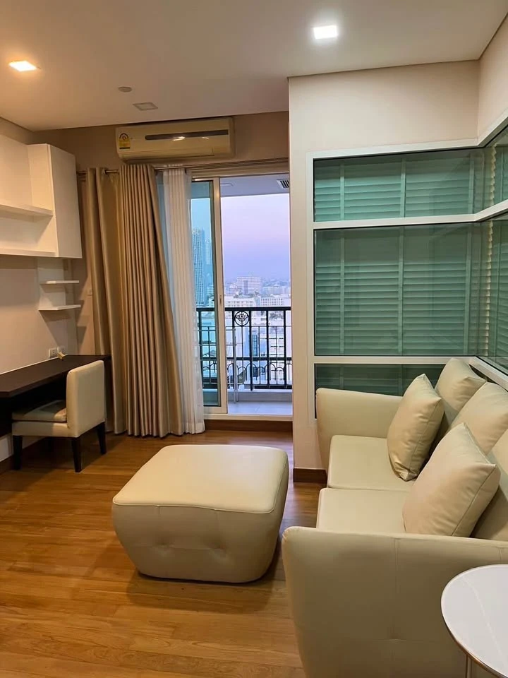 For rent: IVY THONGLOR, beautifully decorated room with a theme, comes with a large sofa that is comfortable to sit on. Reserve now.