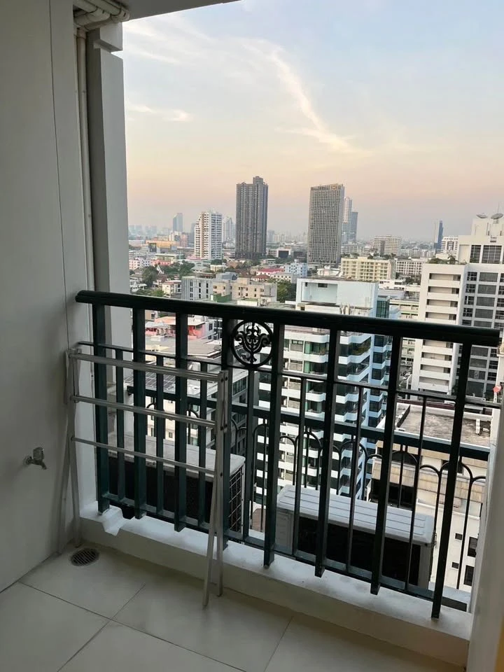 For rent: IVY THONGLOR, beautifully decorated room with a theme, comes with a large sofa that is comfortable to sit on. Reserve now.