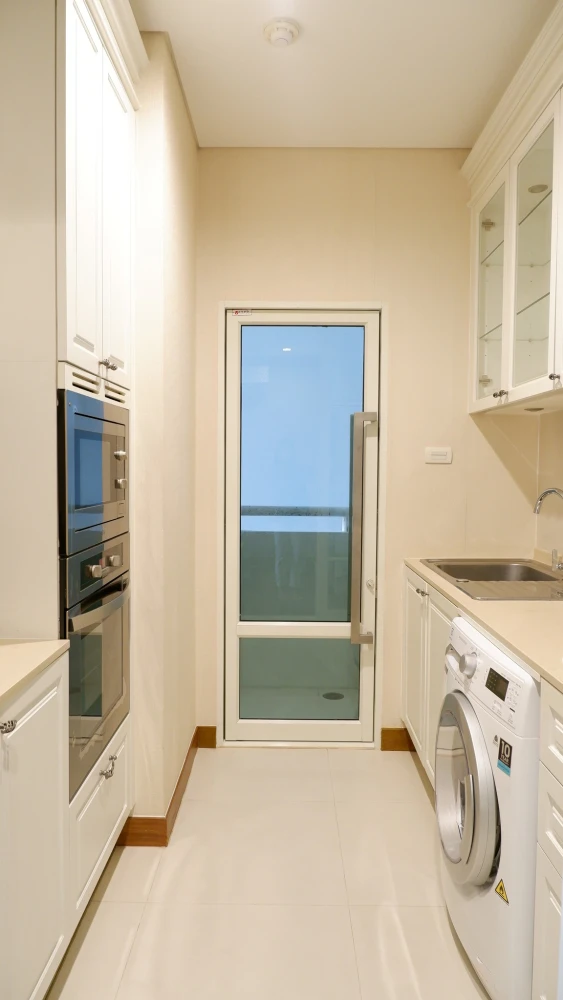 For rent: Ivy Thonglor, 2 bedrooms, 2 bathrooms, very spacious, fully furnished. Interested? Reserve now!