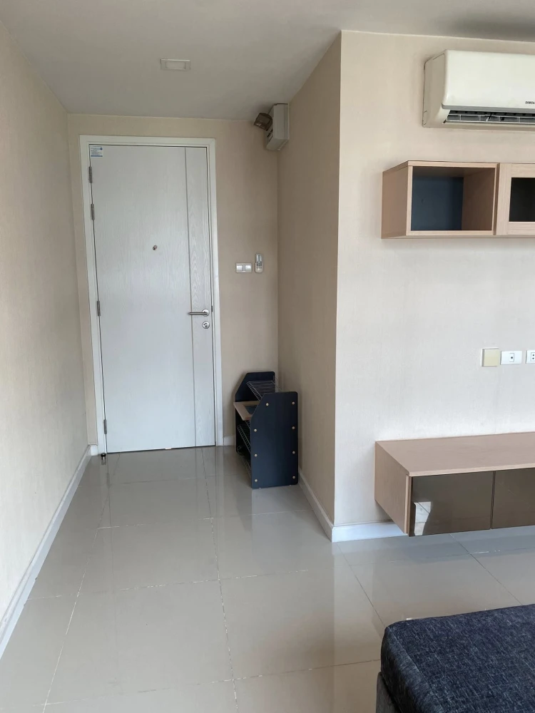For rent: JW Condo @ Donmuang, corner room, not crowded, comes with a large sofa, comfortable to sit on, reserve now!