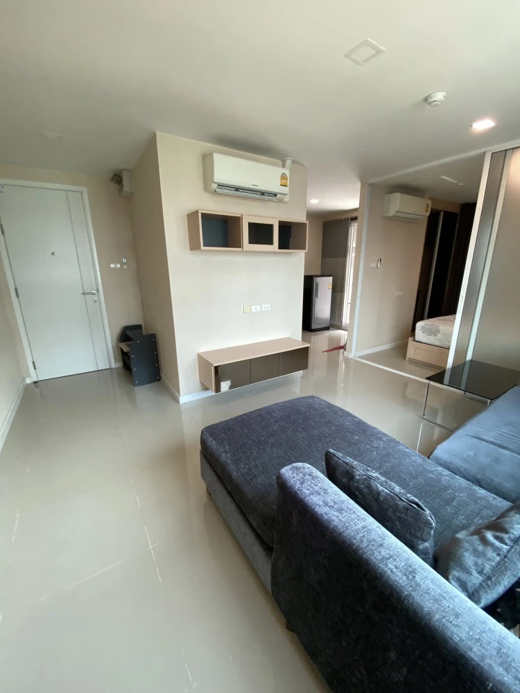 For rent: JW Condo @ Donmuang, corner room, not crowded, comes with a large sofa, comfortable to sit on, reserve now!
