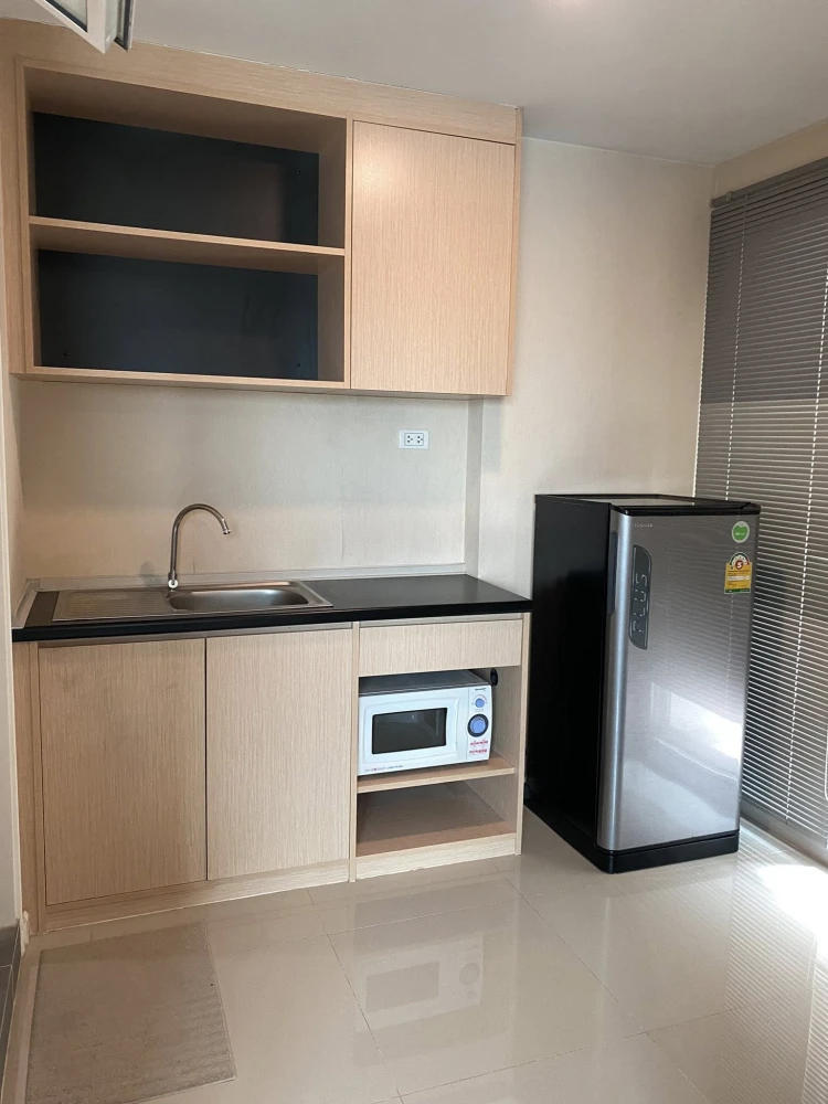 For rent: JW Condo @ Donmuang, corner room, not crowded, comes with a large sofa, comfortable to sit on, reserve now!