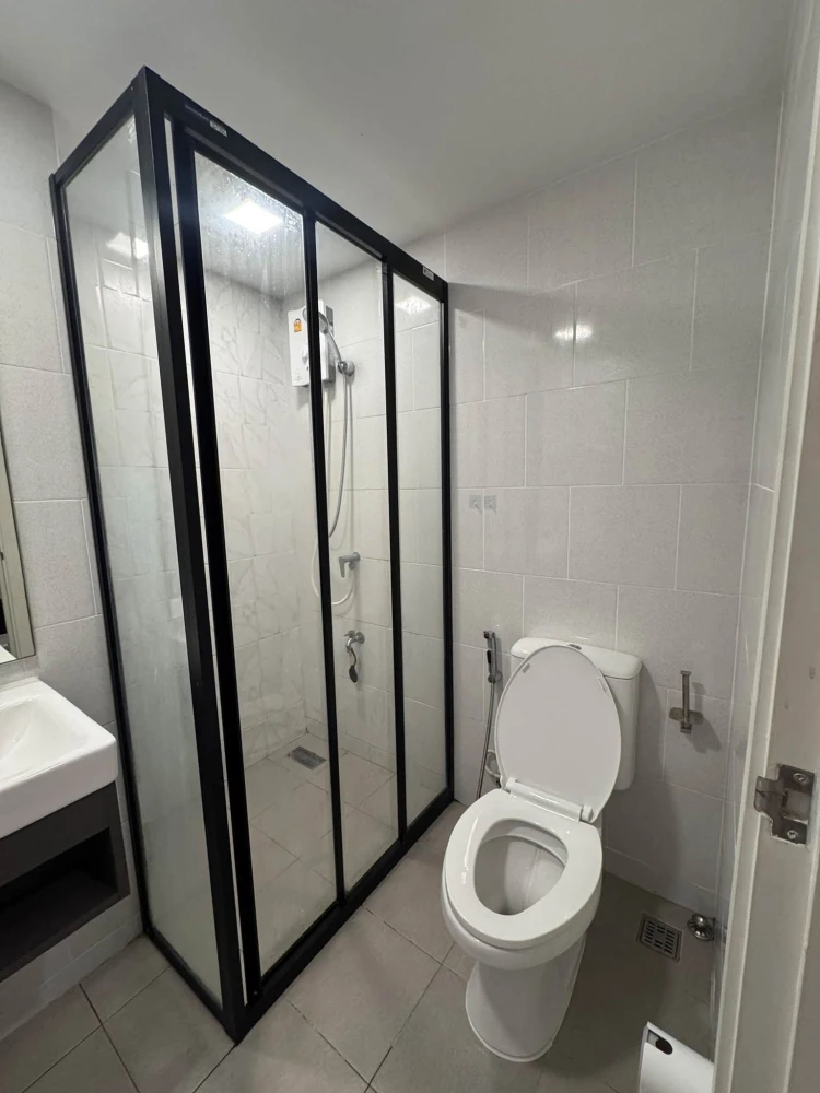 For rent: Kave Ava, 5th floor unit. The room is decorated in a coordinated style and comes fully furnished. Just bring your suitcase and move in!