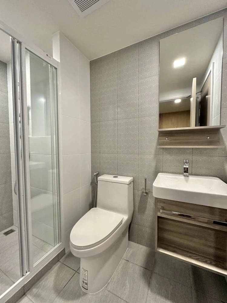 For rent: KAVE LUMINOUS BANGMOD. Beautifully decorated unit with high-quality built-in furniture. Amazing price! Book today! Don't miss out!