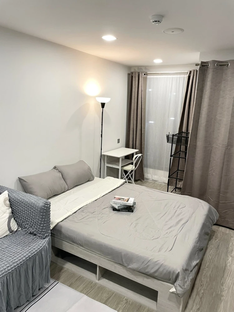 For rent: KAVE SEED KASET, corner room, not attached to anyone and near the fire escape, with furniture and electrical appliances, ready to move in