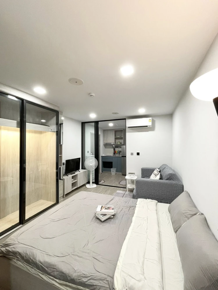 For rent: KAVE SEED KASET, corner room, not attached to anyone and near the fire escape, with furniture and electrical appliances, ready to move in