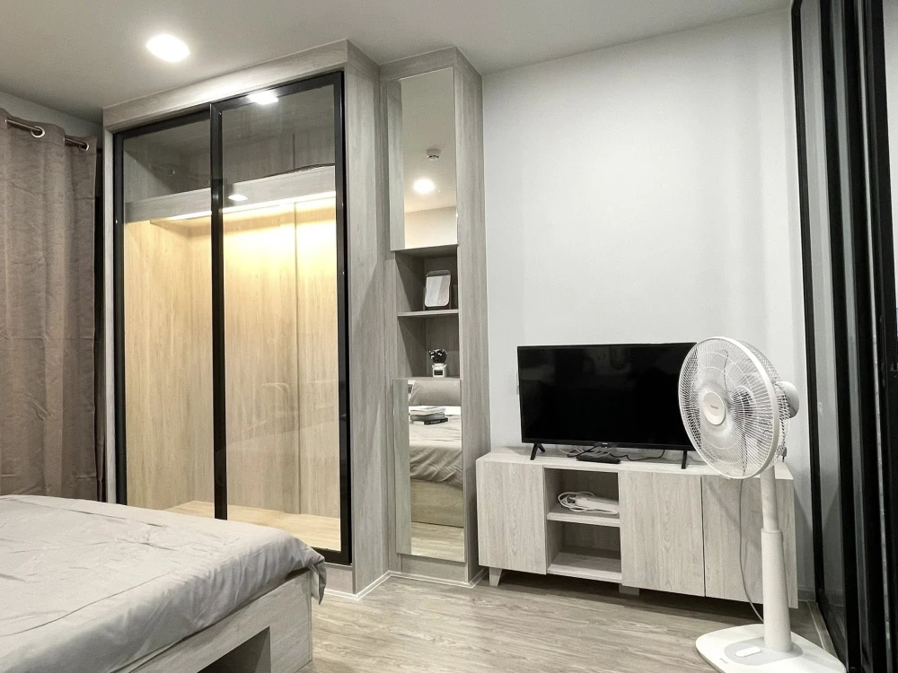 For rent: KAVE SEED KASET, corner room, not attached to anyone and near the fire escape, with furniture and electrical appliances, ready to move in