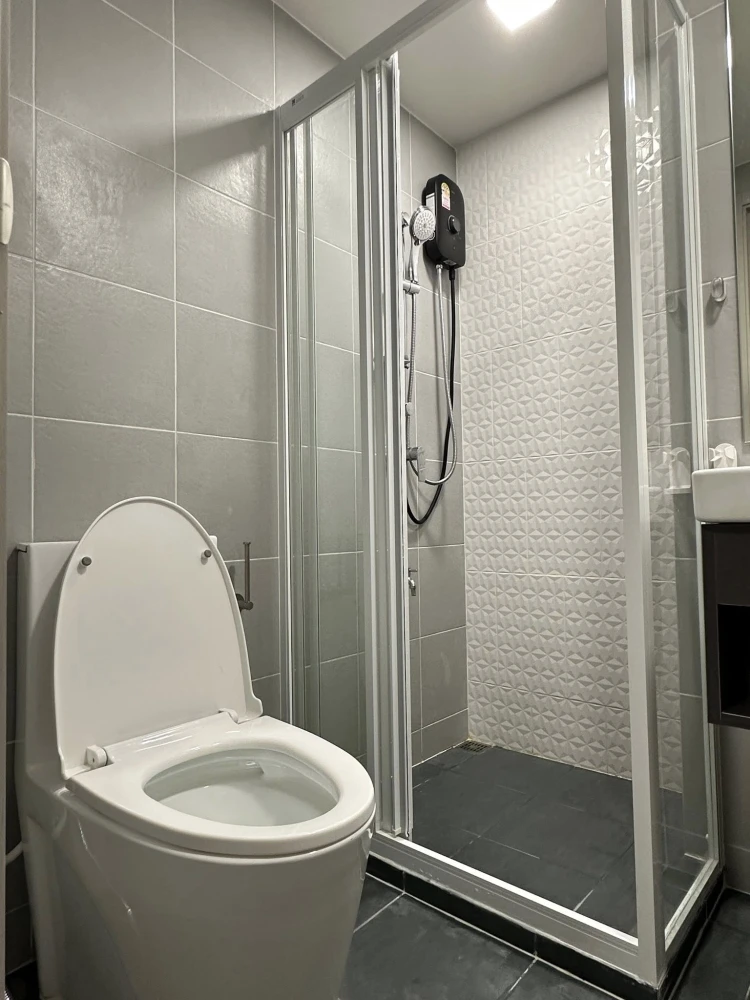For rent: Kave Town Island, view of the pool, same building as the juristic person and the parcel room, decorated with quality marble built-ins, reser