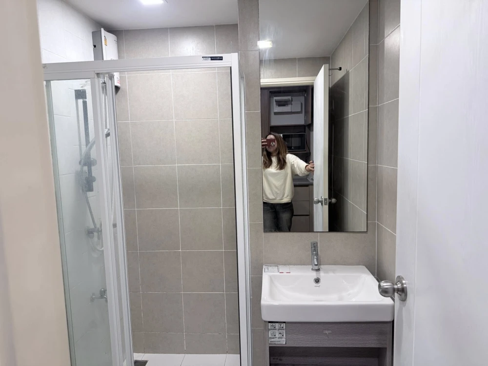 Kave Town Space for rent, 7th floor. Interior view, fully furnished, very livable. Book now!