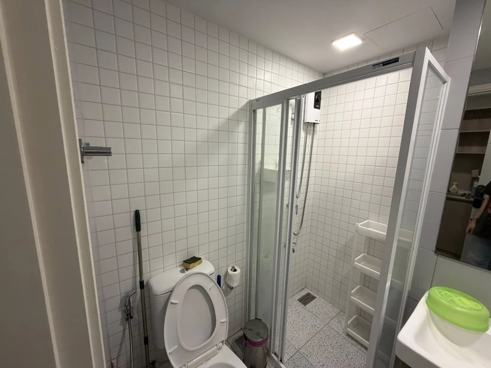 Kave TU apartment for rent, 6th floor. Features a high-quality built-in headboard and complete furnishings. Just bring your suitcase and move in!
