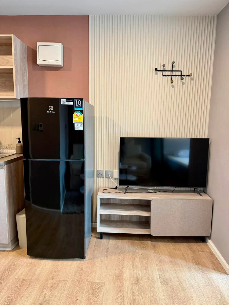 Kave TU condo for rent. Nice, fully furnished room in a great location with a pool view. Just bring your bags and move in!