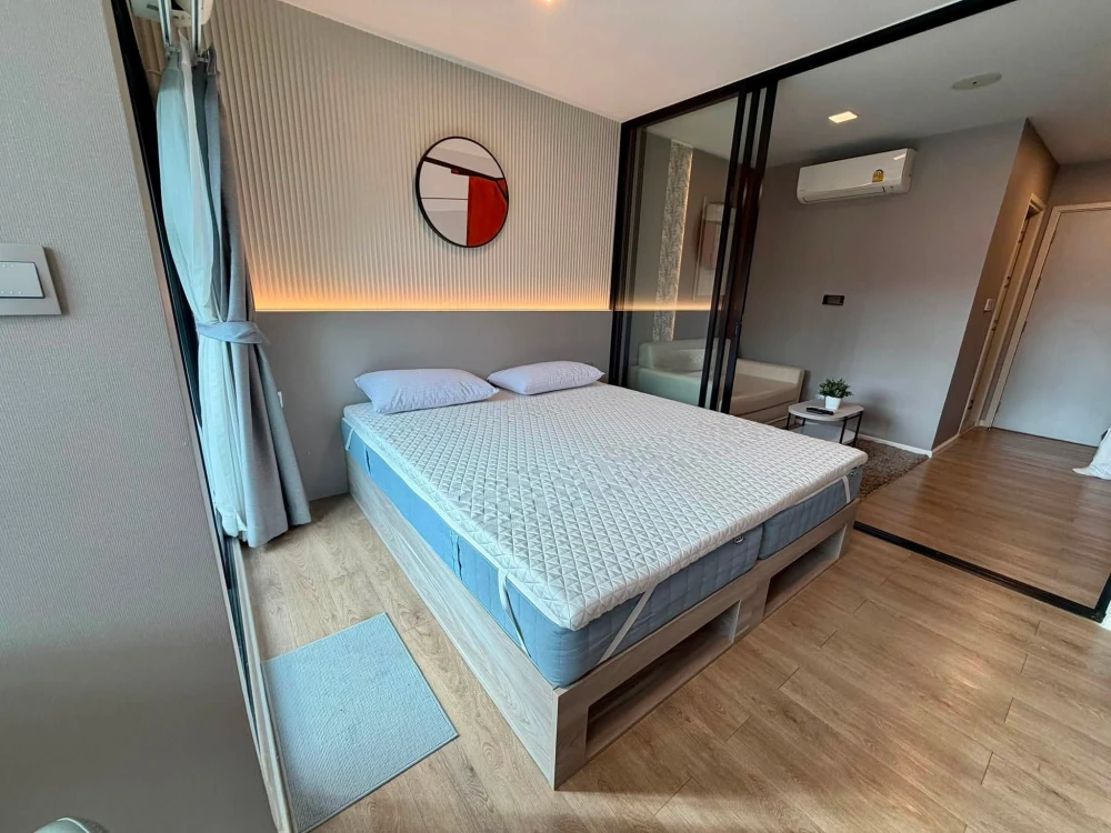 Kave TU condo for rent. Nice, fully furnished room in a great location with a pool view. Just bring your bags and move in!