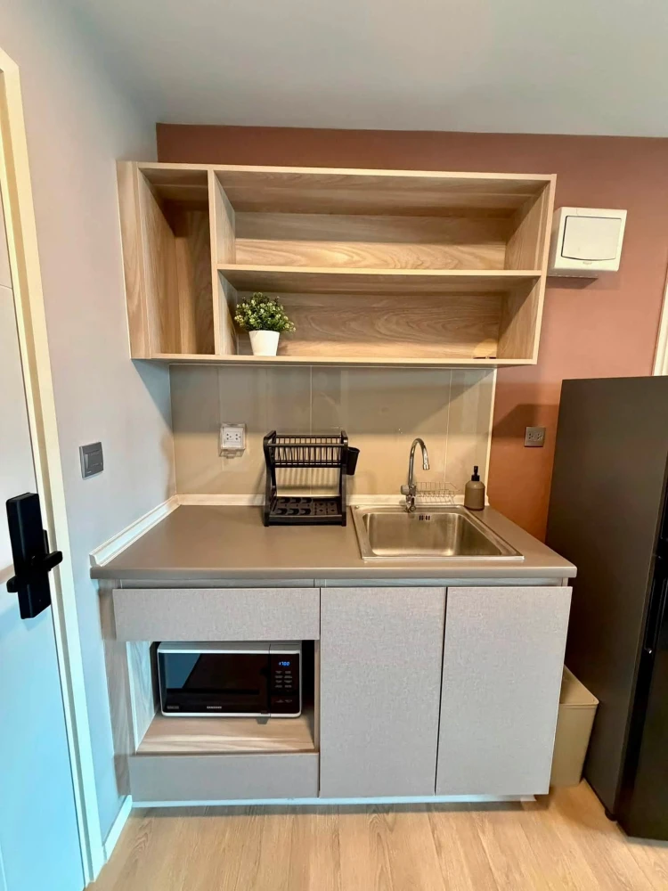 Kave TU condo for rent. Nice, fully furnished room in a great location with a pool view. Just bring your bags and move in!