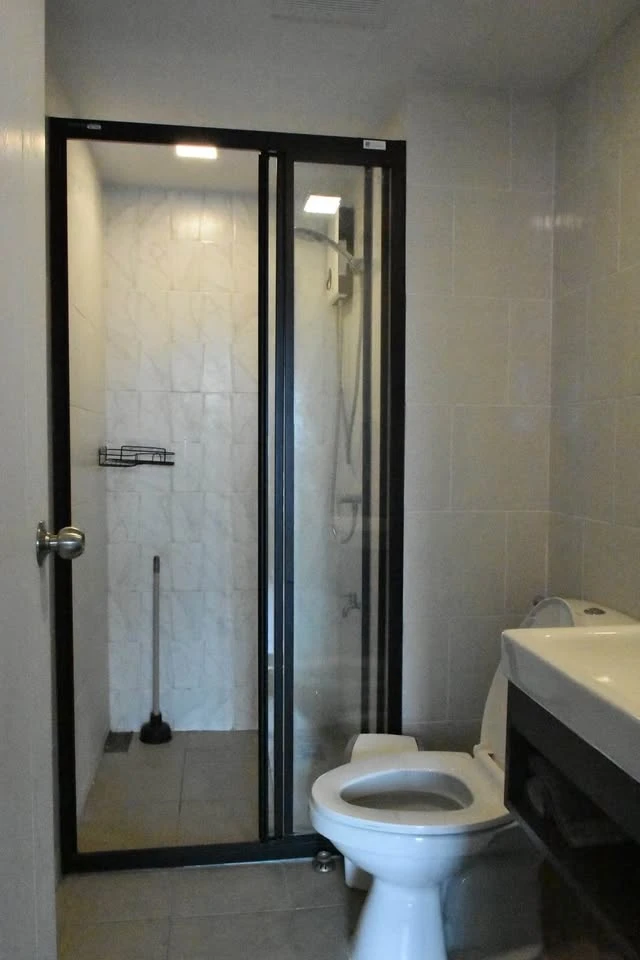 For rent: Kave TU, Building A, 7th floor, room facing Thammasat University, fully furnished, hurry and reserve now.