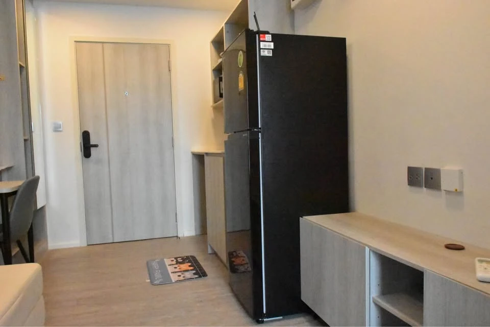 For rent: Kave TU, Building A, 7th floor, room facing Thammasat University, fully furnished, hurry and reserve now.